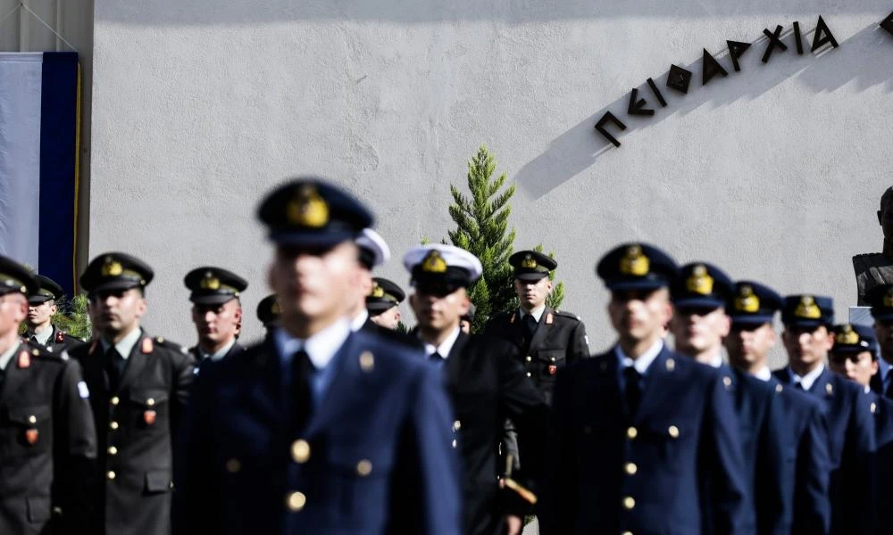 Ο ασκός του αιόλου έχει ανοίξει στο εσωτερικό της ΝΔ με φόντο τα ειδικά μισθολόγια των ενστόλων